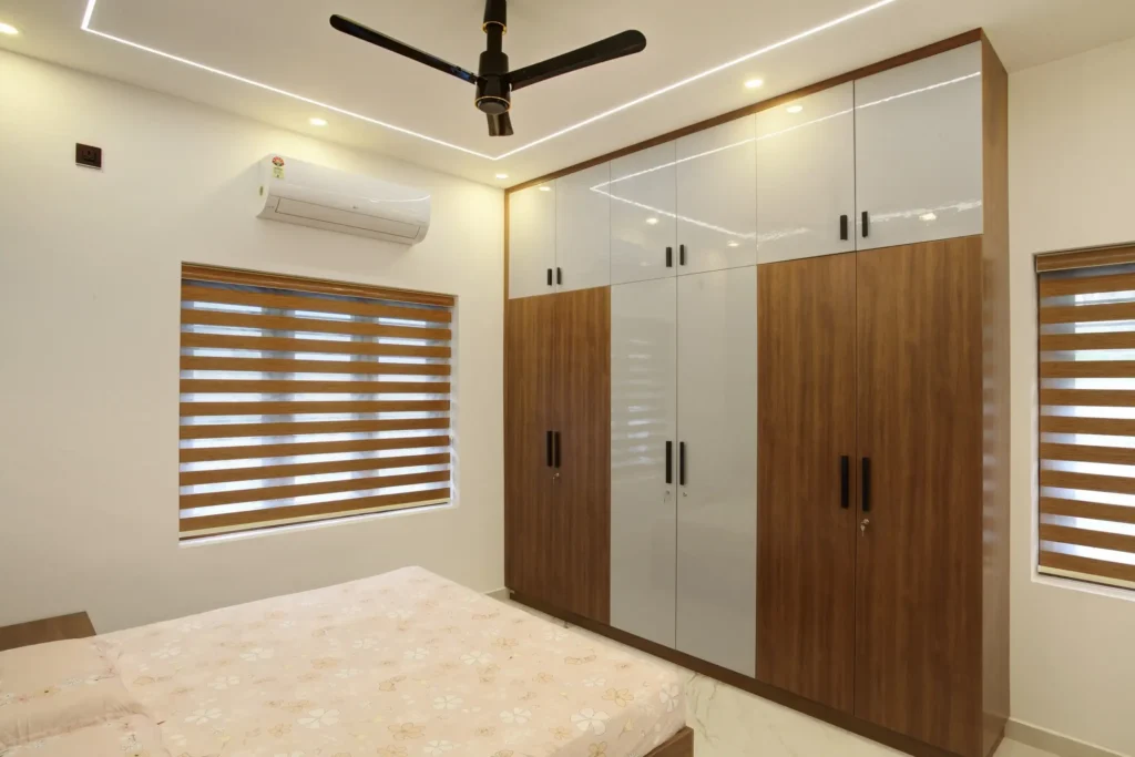 Contemporary Sliding Wardrobe with Glossy and Wooden Finishes – Perfect for Modern Bedrooms

