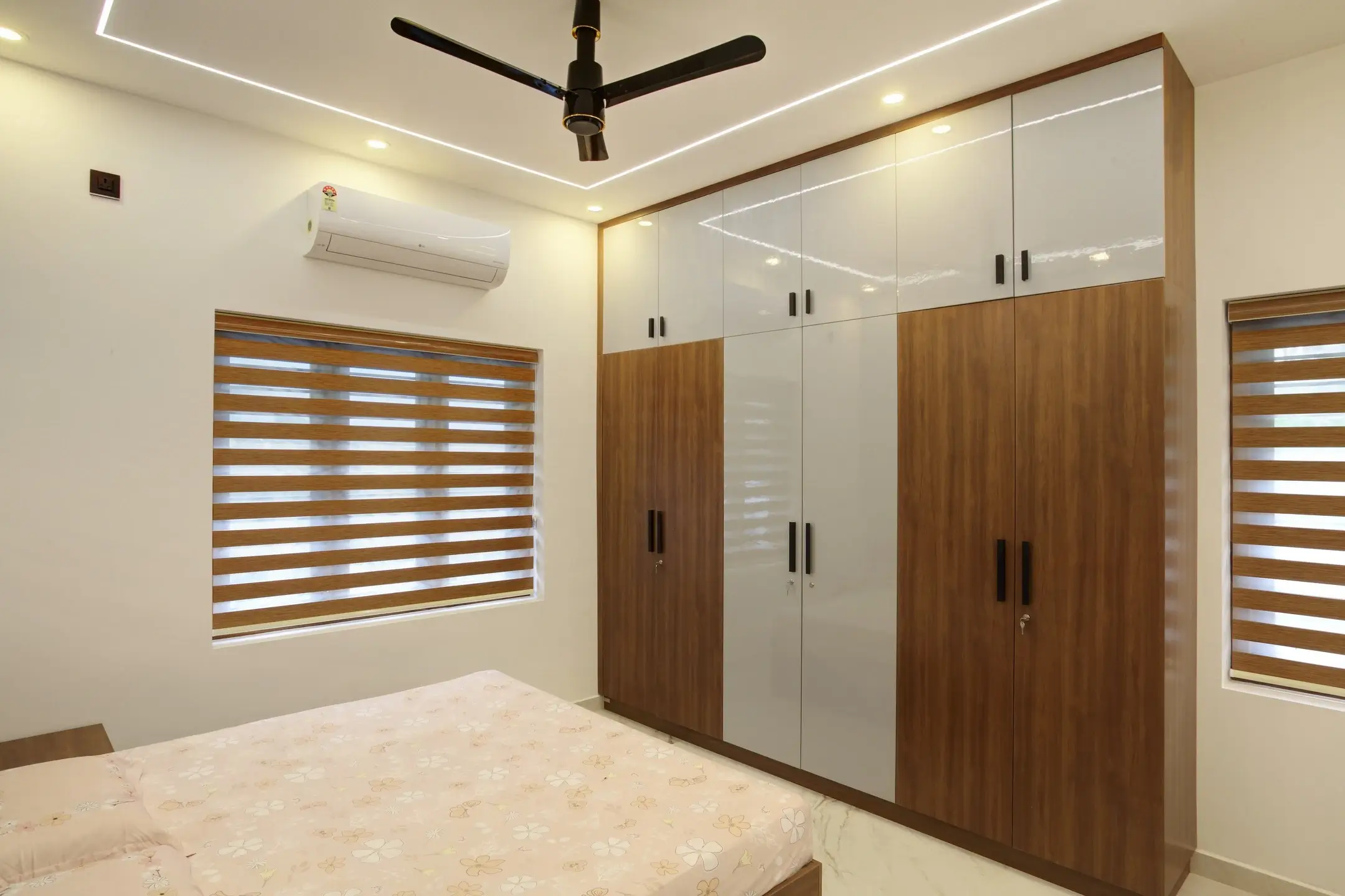 Contemporary Sliding Wardrobe with Glossy and Wooden Finishes – Perfect for Modern Bedrooms