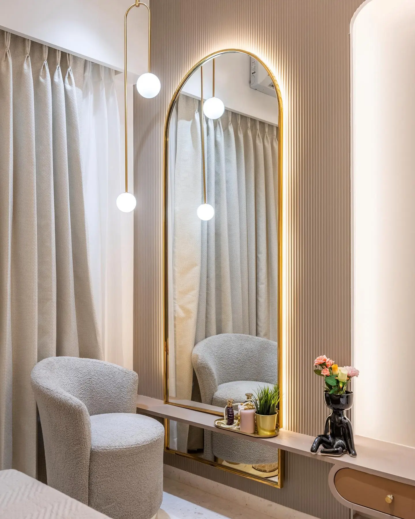 Elegant Arched Dressing Mirror with Gold Frame & Soft Ambient Lighting – Modern Bedroom Design